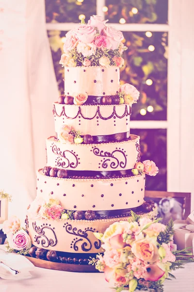 Изысканный свадебный торт — стоковое фото