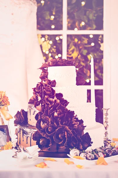 Wyśmienity tort weselny warstwowych — Zdjęcie stockowe