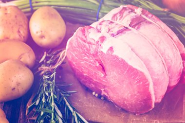 Organik domuz eti aslan kızartma