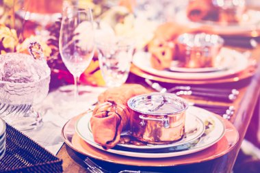 Tabak ve çatal bıçak ile tablo