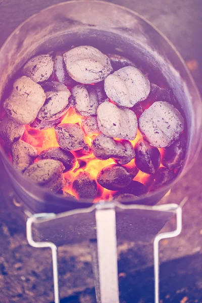 Holzkohle im Metallbehälter — Stockfoto