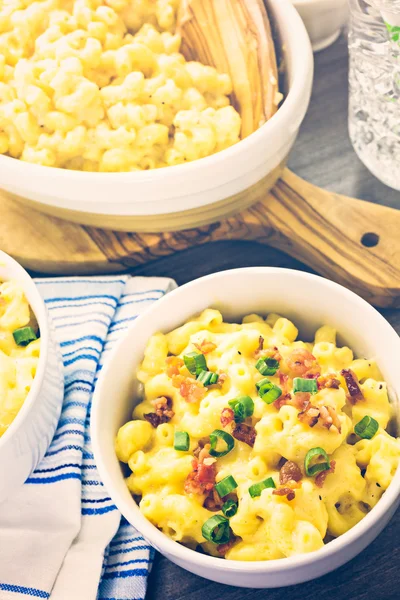 Macarrones y queso con tocino —  Fotos de Stock