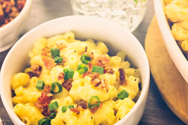 Macarrones y queso con tocino —  Fotos de Stock