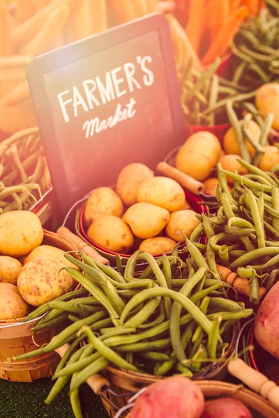 Produtos locais no mercado dos agricultores de verão — Fotografia de Stock