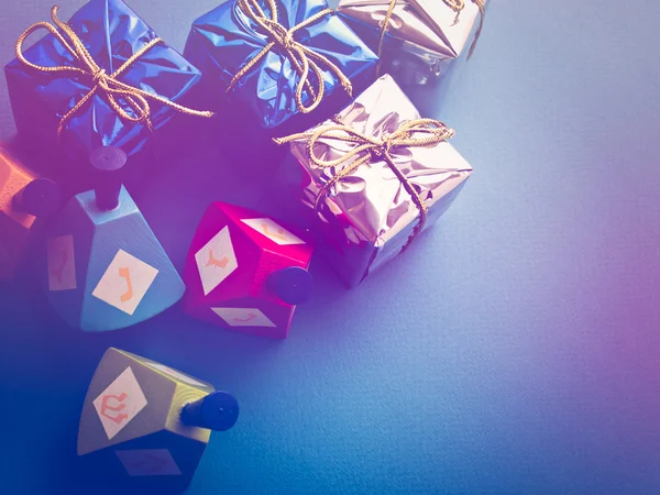 Kolorowy dreidels z prezentami — Zdjęcie stockowe