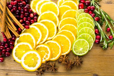 Meyve kış sangria için dilimlenmiş