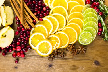 Meyve kış sangria için dilimlenmiş