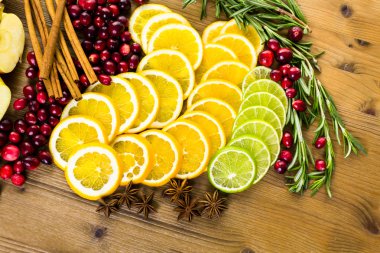 Meyve kış sangria için dilimlenmiş