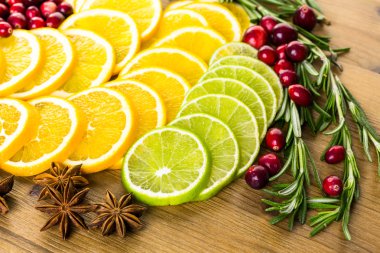 Meyve kış sangria için dilimlenmiş