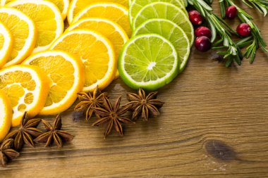 Meyve kış sangria için dilimlenmiş