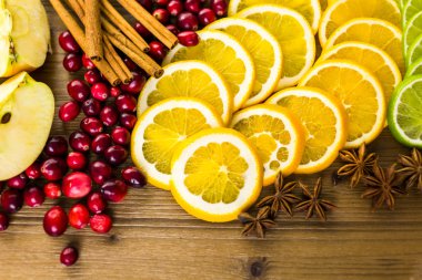 Meyve kış sangria için dilimlenmiş