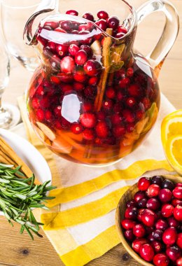 Tatil kızılcık sangria