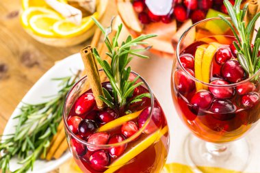 Tatil kızılcık sangria