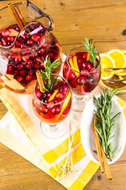 Tatil kızılcık sangria