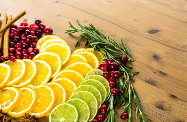 Meyve kış sangria için dilimlenmiş