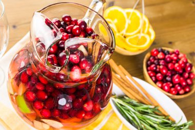 Tatil kızılcık sangria