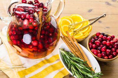 Tatil kızılcık sangria