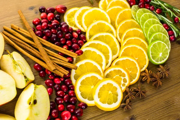 Frutas en rodajas para sangría de invierno — Foto de Stock