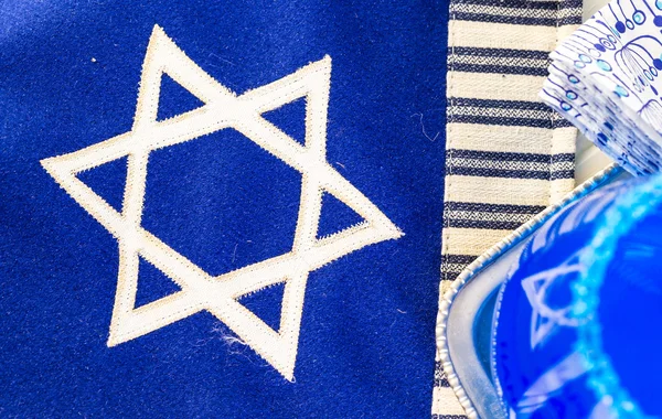 Tavola apparecchiata per celebrare Hanukkah . — Foto Stock