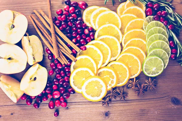 Geschnittene Früchte für Winter-Sangria. — Stockfoto