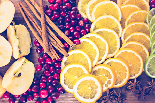 겨울 sangria에 대 한 과일을 슬라이스. — 스톡 사진