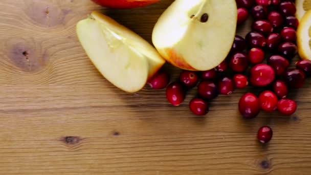 Нарезанные фрукты для зимней сангрии . — стоковое видео