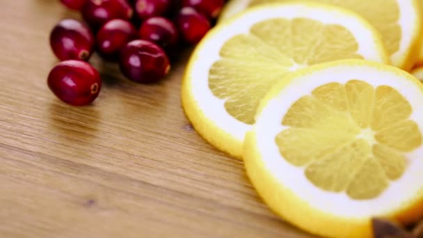 Frutas en rodajas para sangría de invierno . — Vídeo de stock