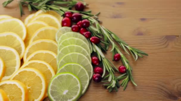 Frutas en rodajas para sangría de invierno . — Vídeo de stock