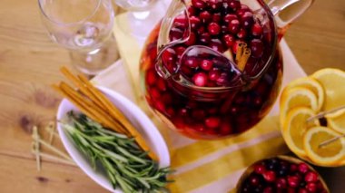 Tatil kızılcık sangria