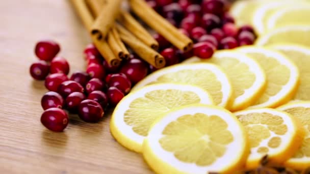 Frutta affettata per la sangria invernale . — Video Stock