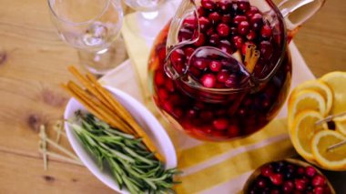 Tatil kızılcık sangria