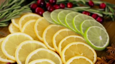 Meyve kış sangria için dilimlenmiş.