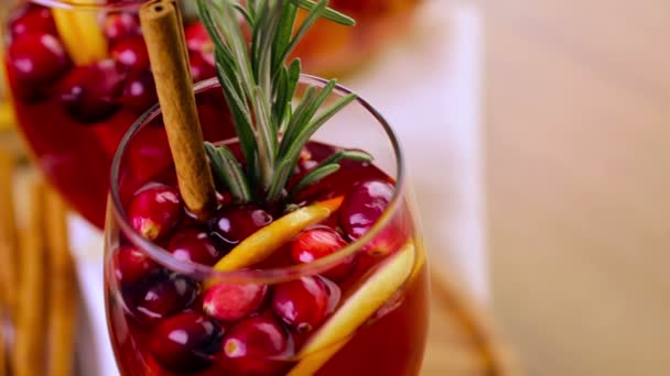 Holiday cranberry sangria — Stock Video