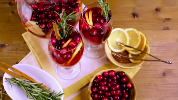 Holiday cranberry sangria — Stock Video