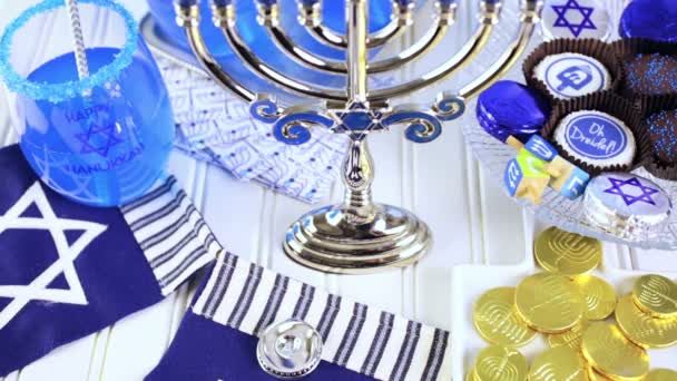 Tavola apparecchiata per celebrare Hanukkah . — Video Stock