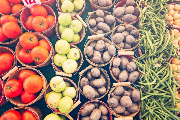 Les produits locaux au marché des agriculteurs d'été — Photo