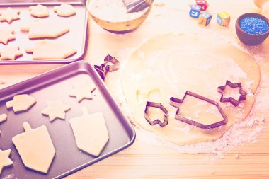 Hanukkah için şekerli Kurabiye Pişirme