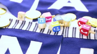 Renkli Hanukkah sevinçler