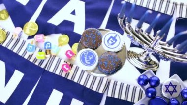 Renkli Hanukkah sevinçler