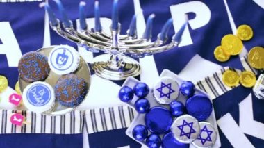 Renkli Hanukkah sevinçler