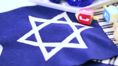 Renkli Hanukkah sevinçler