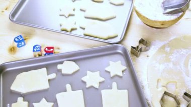 Hanukkah için şekerli Kurabiye Pişirme