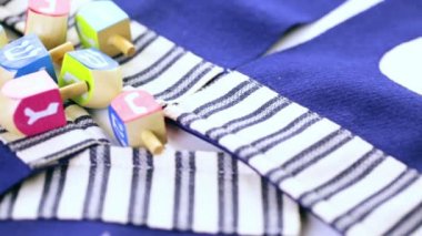 Renkli Hanukkah sevinçler