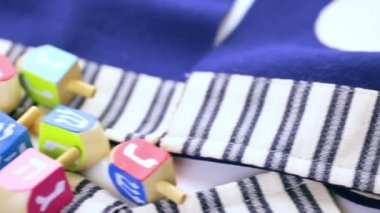 Renkli Hanukkah sevinçler