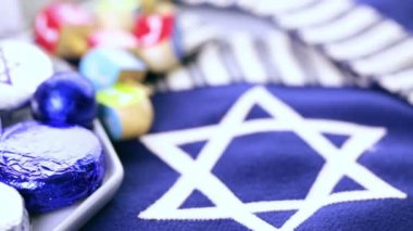 Renkli Hanukkah sevinçler