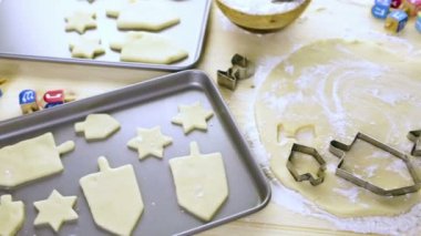 Hanukkah için şekerli Kurabiye Pişirme