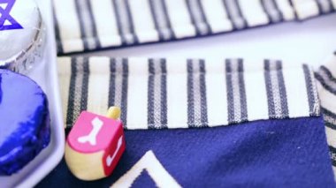 Renkli Hanukkah sevinçler