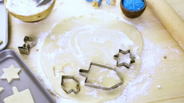 Hornear galletas de azúcar para Hanukkah — Vídeo de stock