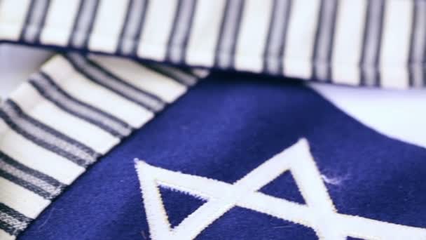 Dikişli Star of David üzerinde mavi bayrak — Stok video
