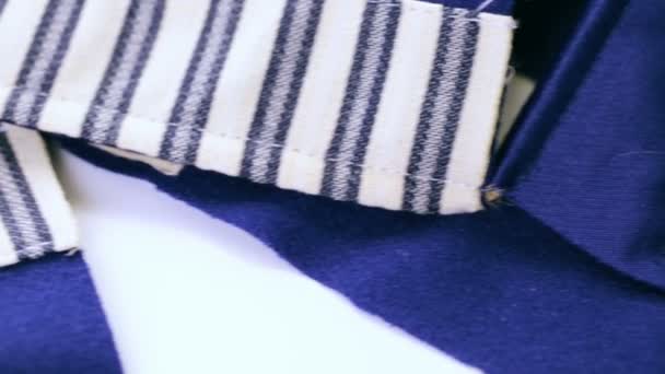 Étoile de David cousue sur drapeau bleu 